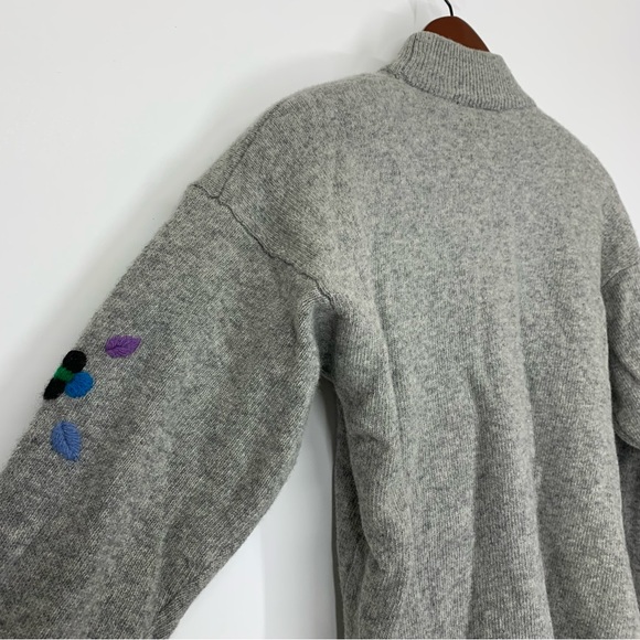 Joye + Fun Vintage 90’s Raised Embroidered People Wool Gray Mock Neck Sweater - Picture 8 of 16